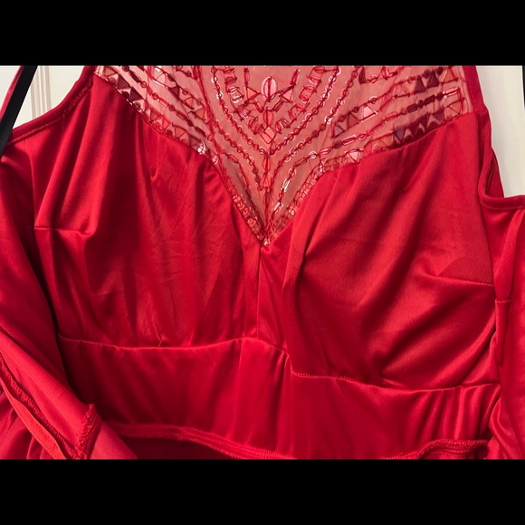 Red cocktail dress with beaded bodice, built in bra. Pleated skirt - Worn once! - Picture 4 of 5